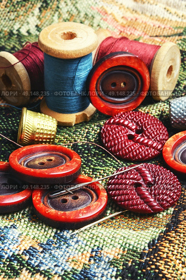 Accessories for needlework. Set of different buttons from clothing,thread and sewing supplies. Стоковое фото, агентство Ingram Publishing / Фотобанк Лори
