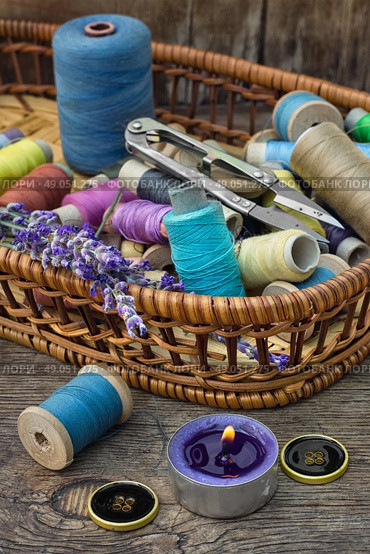 Accessories for sewing. Basket with spools of thread and buttons and fresh lavender. Стоковое фото, агентство Ingram Publishing / Фотобанк Лори
