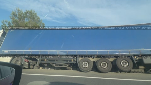 Accident involving a truck on highway near Tarragona, Catalonia. Редакционное видео, видеограф Данил Руденко / Фотобанк Лори