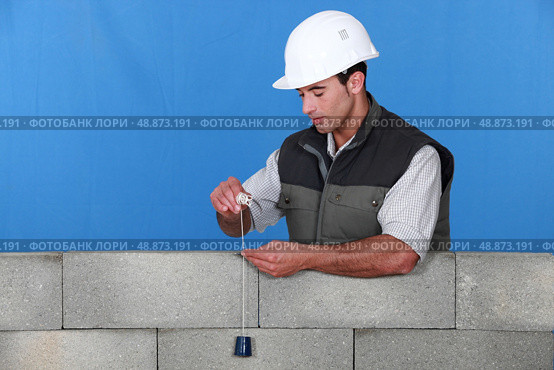 According to the plumb-bob it&rsquo;s ok. Стоковое фото, агентство Ingram Publishing / Фотобанк Лори