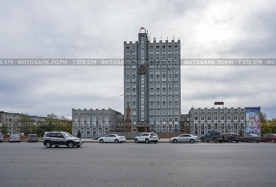 Ачинск. Здание горсовета и проезжая часть дороги перед ним (2013 год). Редакционное фото, фотограф Светлана Попова / Фотобанк Лори
