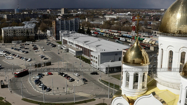 Action.A bird's-eye view of the beautiful city center with huge cathedrals with golden domes,parking lots and large residential buildings. Стоковое фото, фотограф David Kashakhi / Фотобанк Лори