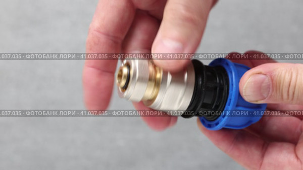 Adapter fitting for HDPE pipe connections to metal threads for connecting polyethylene pipes to metal pipes. Стоковое видео, видеограф Владимир Григорьев / Фотобанк Лори