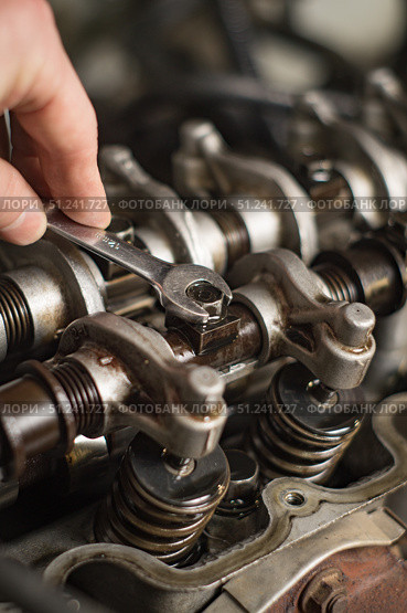 adjusting the valves of cylinder head. Стоковое фото, фотограф Енваев Андрей / Фотобанк Лори