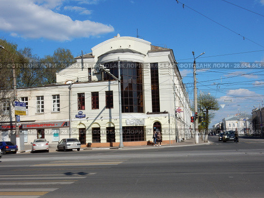Административно-офисное здание (Тверской проспект, 14а). Трехэтажный нежилой дом (Советская улица, 9). Центральный район. Город Тверь. Тверская область (2016 год). Редакционное фото, фотограф lana1501 / Фотобанк Лори
