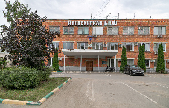 Административное здание Алексинской бумажно-картонной фабрики. Тульская область, Город Алексин, Площадь победы 19а (2022 год). Редакционное фото, фотограф Наталья Николаева / Фотобанк Лори