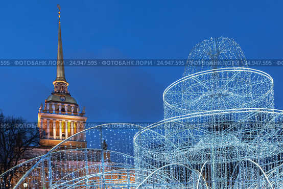 Admiralty and Christmas illumination in Saint Petersburg (2017 год). Редакционное фото, фотограф Anna P. / Фотобанк Лори