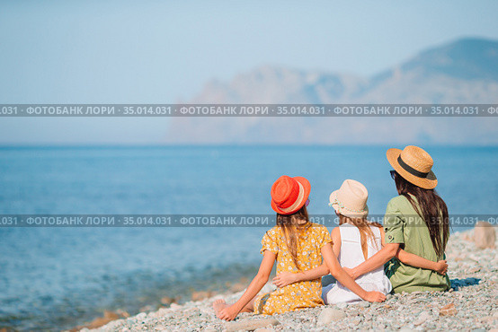 Adorable little girls and young mother on tropical white beach. Стоковое фото, фотограф Дмитрий Травников / Фотобанк Лори