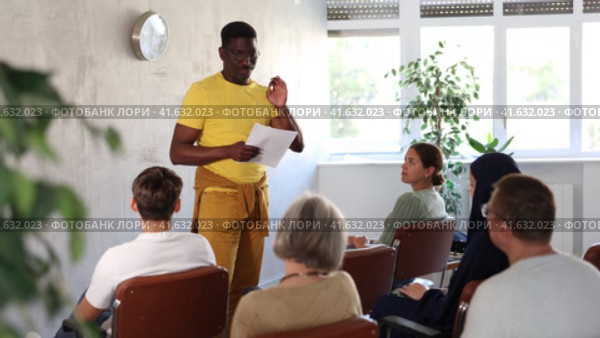 Adult african man giving lecture in office. Стоковое видео, видеограф Яков Филимонов / Фотобанк Лори
