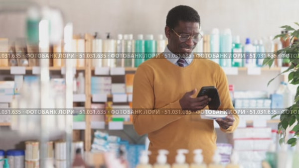 Adult man buyer scanning qr code for box of ointment in pharmacy. Стоковое видео, видеограф Яков Филимонов / Фотобанк Лори
