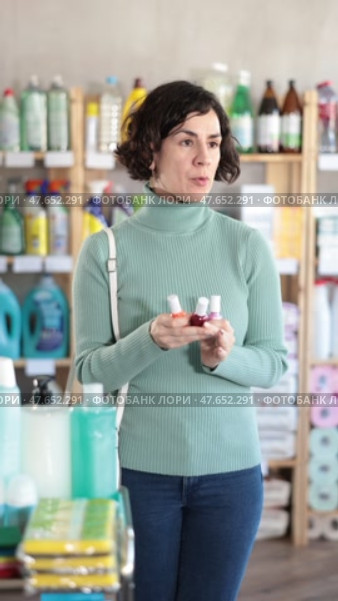Adult woman chooses nail polish in store. Стоковое видео, видеограф Яков Филимонов / Фотобанк Лори