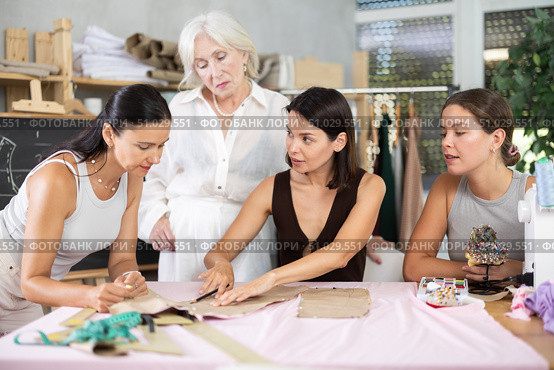 Adult woman teacher explains to group how to make pattern. Стоковое фото, фотограф Яков Филимонов / Фотобанк Лори