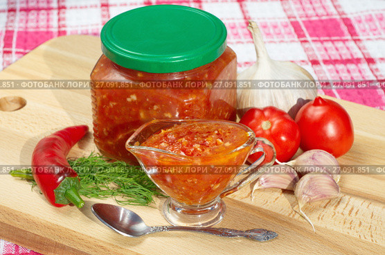 Аджика и продукты для ее приготовления на деревянной доске. Стоковое фото, фотограф Елена Коромыслова / Фотобанк Лори