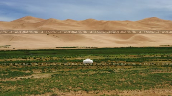 Aerial around view on yurt near sand dunes. Стоковое видео, видеограф Михаил Коханчиков / Фотобанк Лори