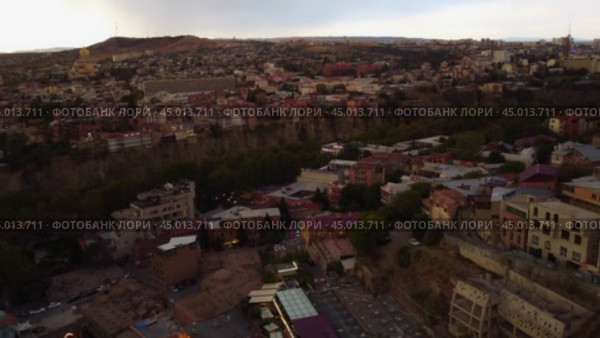 Aerial Evening View of Tbilisi with Sulfur Baths and Historic Buildings. Стоковое видео, видеограф Поскребышев Михаил / Фотобанк Лори