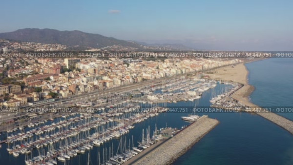 Aerial photo of Spanish town El Masnou with view of buildings along seashore and quay. Стоковое видео, видеограф Яков Филимонов / Фотобанк Лори