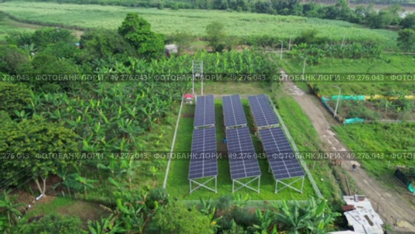 Aerial shot of renewable energy village with sustainable farming. Стоковое видео, видеограф ALEJANDRO PEREZ ALVARES / Фотобанк Лори