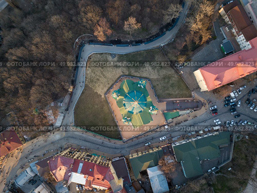 Aerial top view of Saint Andrew’s church and Andreevska street city of Kiev , Ukraine. Drone photo. Famous saint Andrew’s church in Kiev aerial top view, Ukraine. Стоковое фото, агентство Ingram Publishing / Фотобанк Лори