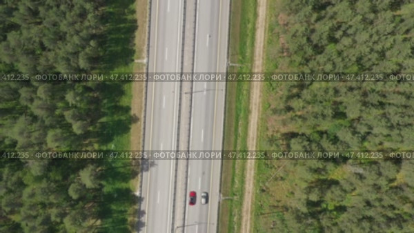 Aerial top view on country road in forest. Стоковое видео, видеограф Михаил Коханчиков / Фотобанк Лори