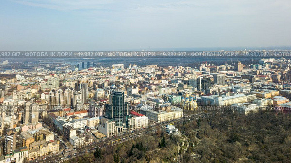Aerial view city of Kiev on a sunny day. Park Pushkin and the Dnieper River in the distance. Photo from the drone. City of Kiev on a sunny day. Modern high-rise buildings and a park. Aerial photo from the drone. Стоковое фото, агентство Ingram Publishing / Фотобанк Лори