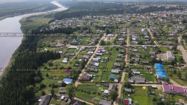 Aerial view from river to suburb district - Nagorsk in Kirov Region. Стоковое видео, видеограф Гурьянов Андрей / Фотобанк Лори