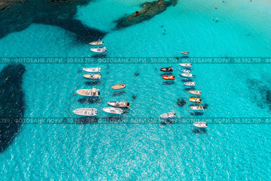 Aerial view of beautiful luxury yacht and boat in blue sea in summer. Sardinia, Italy. Top drone view of speed boat, sea bay, transparent turquoise water. Travel. Tropical colorful landscape. Yachting. Стоковое фото, агентство Ingram Publishing / Фотобанк Лори