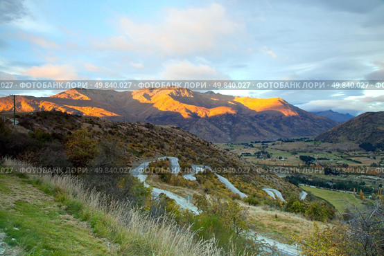 Aerial view of Highway Road Freeway to Arrow Town with Sunrise Mountain range Landscape New Zealand. Стоковое фото, агентство Ingram Publishing / Фотобанк Лори