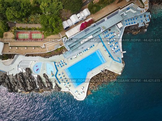 Aerial view of hotels on coast. Funchal, Madeira, Portugal (2024 год). Стоковое фото, фотограф Дмитрий Рухленко / Фотобанк Лори