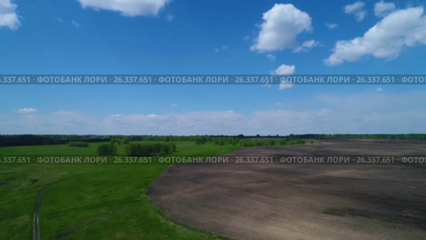 Aerial view of ploughed fields and cloud forest of the Siberian landscape. Стоковое видео, видеограф Денис Барановский / Фотобанк Лори