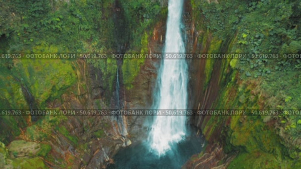 Aerial view of powerful Blue Falls waterfall in rainforest basin of Costa Rica. Стоковое видео, видеограф Ольга Сухарева / Фотобанк Лори