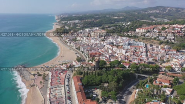 Aerial view of the seaside resort town of San Paul de Mar in Catalonia, Spain. Стоковое видео, видеограф Яков Филимонов / Фотобанк Лори