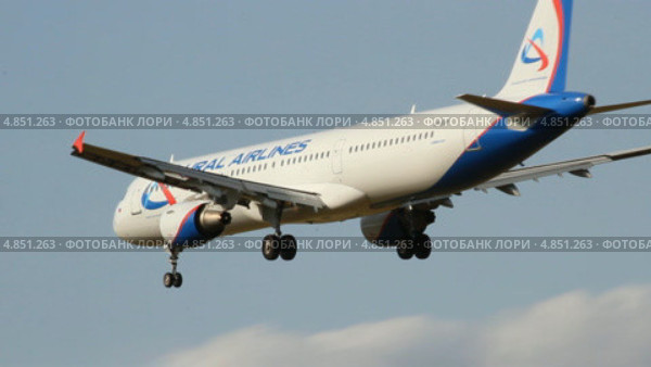 Аэробус A-321, авиакомпания Ural Airlines, бортовой VP-BVP, приземляется в аэропорту Уфа (2013 год). Редакционное видео, видеограф Mikhail Erguine / Фотобанк Лори