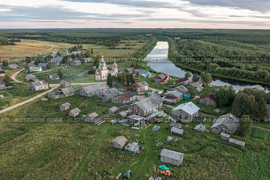 Аэрофотосъёмка. Вид на деревянную Одигитриевскую церковь 1709 года постройки, реку Кимжу и деревню Кимжа. Архангельская область, лето (2022 год). Стоковое фото, фотограф Николай Гернет / Фотобанк Лори