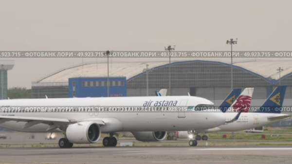 Aeroplane of Air Astana taxiing (2024 год). Редакционное видео, видеограф Игорь Жоров / Фотобанк Лори