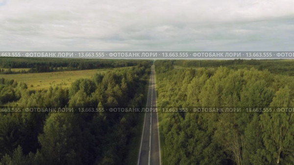 Аэросъемка - пустая асфальтированная дорога через лес. Стоковое видео, видеограф Владимир Иванович Жилко / Фотобанк Лори