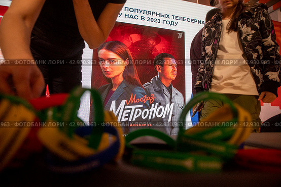 Афиша популярного детективного сериала "Мосгаз. Дело N 10. Метроном" на территории ВДНХ в городе Москве, Россия (2024 год). Редакционное фото, фотограф Николай Винокуров / Фотобанк Лори