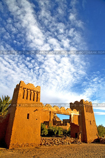 africa  in histoycal maroc  old construction  and the blue cloudy  sky. Стоковое фото, агентство Ingram Publishing / Фотобанк Лори