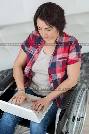 after devastating accident she works from home while recovering. Стоковое фото, агентство Ingram Publishing / Фотобанк Лори