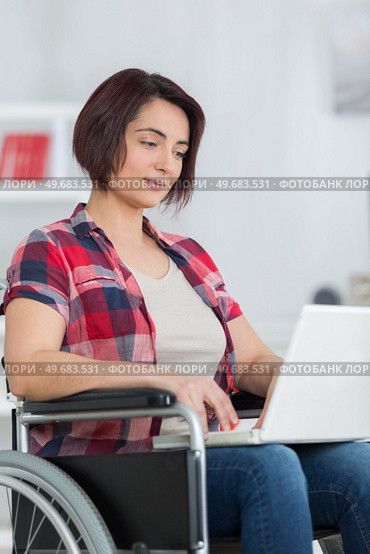 after devastating accident she works from home while recovering. Стоковое фото, агентство Ingram Publishing / Фотобанк Лори