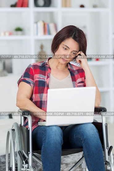 after devastating accident she works from home while recovering. Стоковое фото, агентство Ingram Publishing / Фотобанк Лори