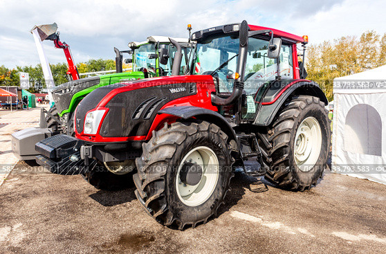 Agricultural wheeled tractor Valtra (2019 год). Редакционное фото, фотограф FotograFF / Фотобанк Лори