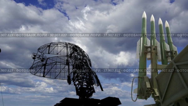 Air defense radars of military mobile anti aircraft systems and Russian anti aircraft missiles OSA-AKM on background clouds (time lapse, with zoom),Russia. Стоковое видео, видеограф Владимир Журавлев / Фотобанк Лори