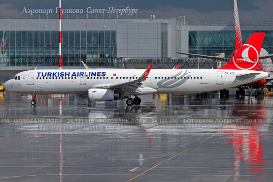Airbus A-321 авиакомпании Turkish Airlines в аэропорту "Пулково" (2016 год). Редакционное фото, фотограф Александр Тарасенков / Фотобанк Лори