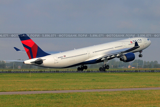 Airbus A-330-200 авиакомпании Delta на взлёте (2013 год). Редакционное фото, фотограф Александр Тарасенков / Фотобанк Лори