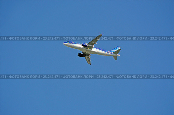Airbus A320-200 (Эйрбас А320) (бортовой номер 4K-AZ84) авиакомпании "AZAL — Азербайджанские авиалинии" на фоне чистого синего неба (2016 год). Редакционное фото, фотограф Александр Замараев / Фотобанк Лори