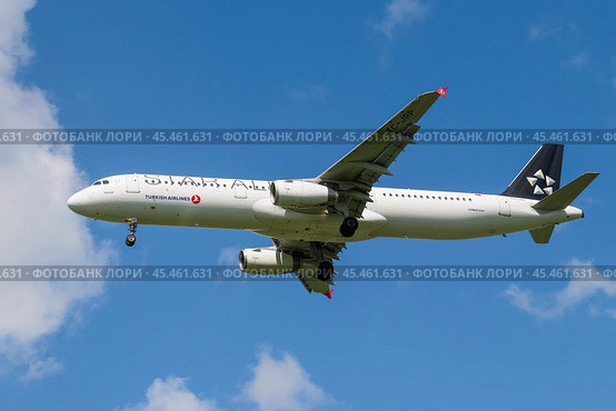 Airbus A321-200 (TC-JRP) авиакомпании Turkish Airlines на глиссаде солнечным днем (2022 год). Редакционное фото, фотограф Виктор Карасев / Фотобанк Лори
