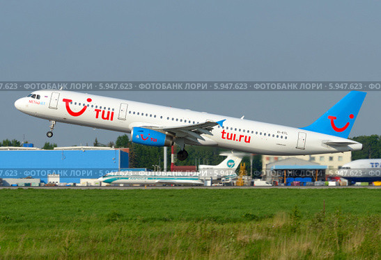 Airbus A321 (бортовой EI-ETL) авиакомпании Metrojet вылетает из Домодедова (2014 год). Редакционное фото, фотограф Alexei Tavix / Фотобанк Лори