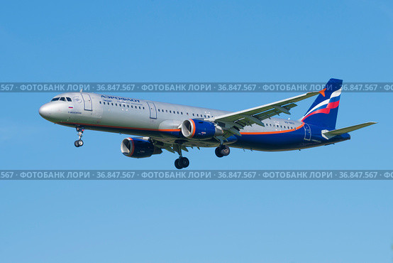 Airbus A321"Константин Циолковский" (VQ-BEG) авиакомпании Аэрофлот - Российские Авиалинии перед посадкой в аэропорту Пулково (2020 год). Редакционное фото, фотограф Виктор Карасев / Фотобанк Лори