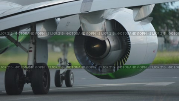 Aircraft engine close-up showcasing turbine and landing gear on runway with green accents. Стоковое видео, видеограф Данил Руденко / Фотобанк Лори