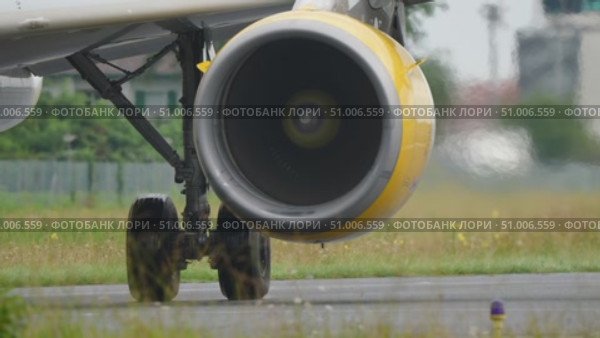 Aircraft engine close-up with yellow casing and wheel on runway showcasing aviation technology. Стоковое видео, видеограф Данил Руденко / Фотобанк Лори